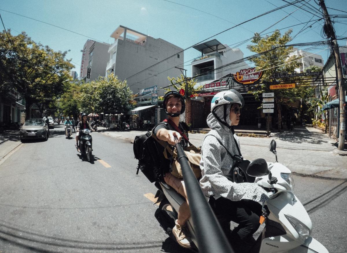 due persone stanno guidando delle motociclette lungo la strada