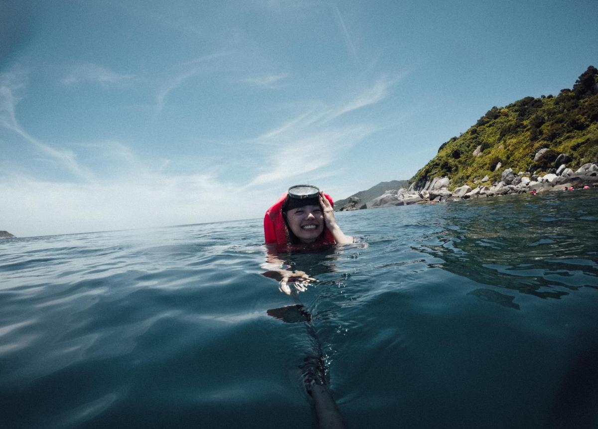 žena vo vode v oceáne