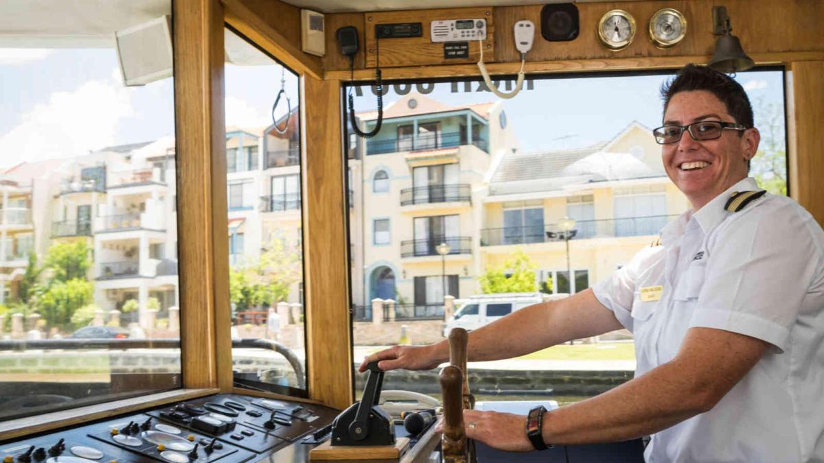 un uomo in piedi in cucina accanto a una stufa