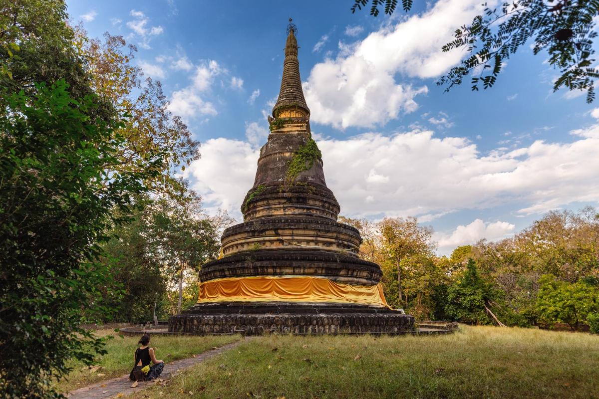 una donna seduta davanti a una grande pagoda