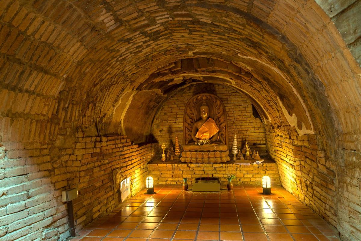 un tunnel di mattoni con una statua in una chiesa