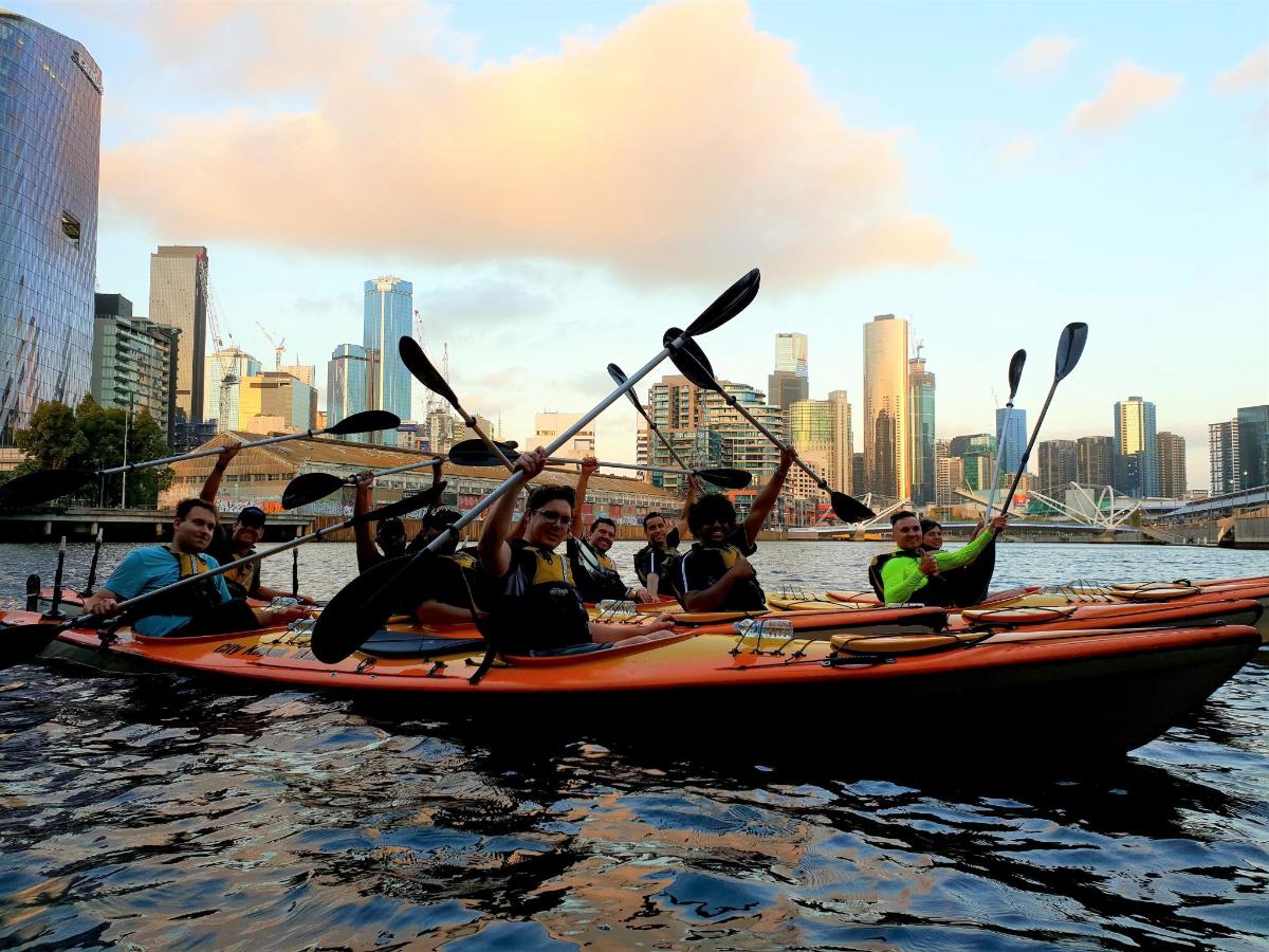 un grupo de personas en un bote en el agua