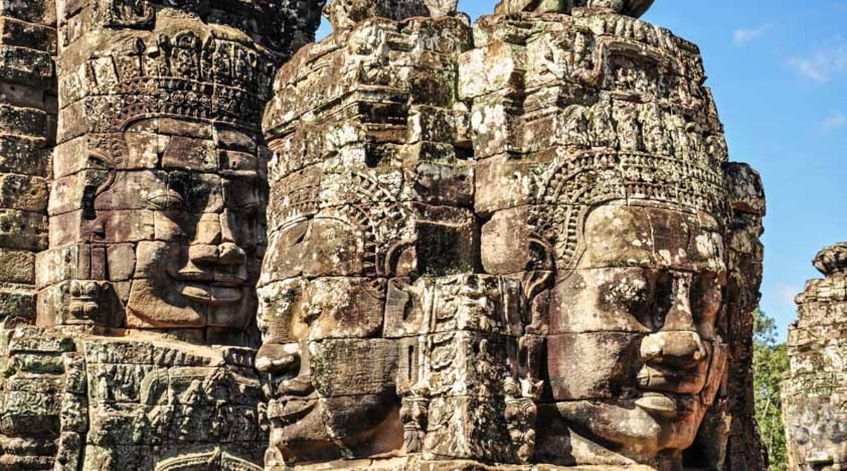 dua muka batu besar di sisi sebuah bangunan