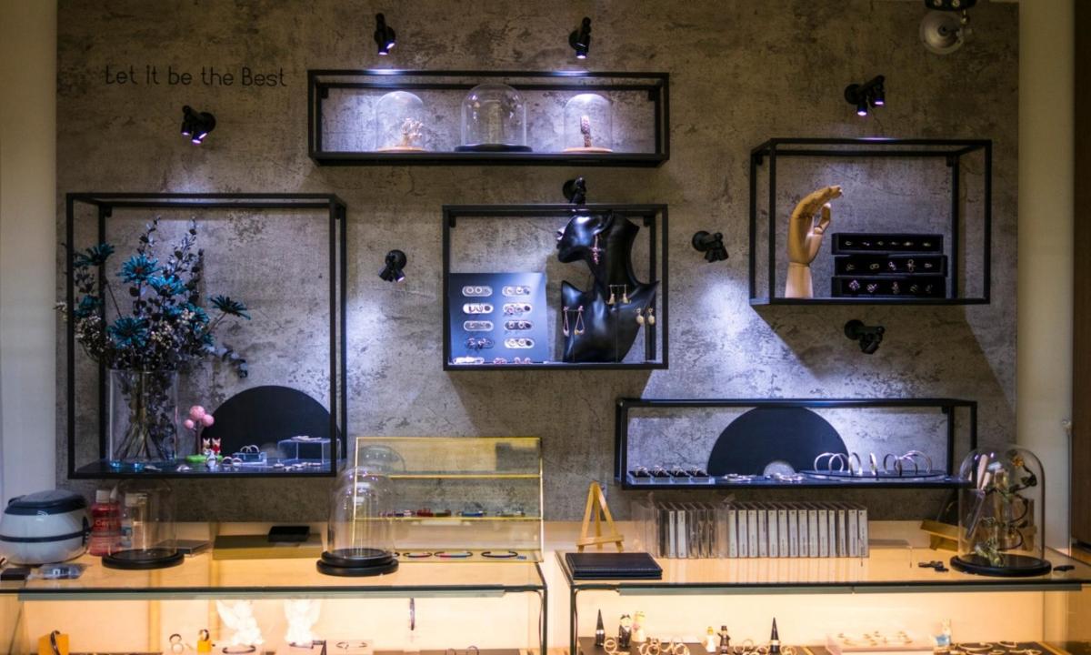 vitriini kaupassa, joka on täynnä paljon tavaroita