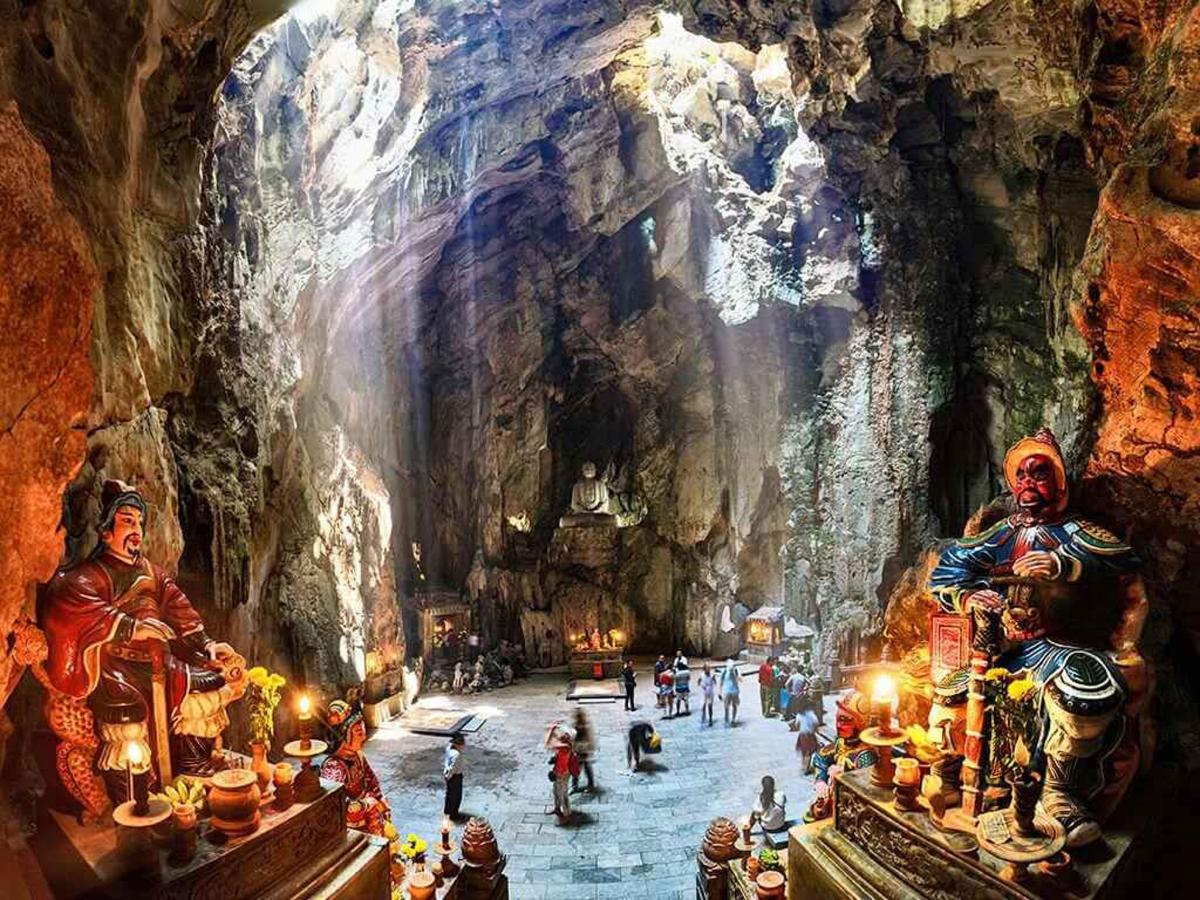 bức tranh về một hang động có người ở trong đó