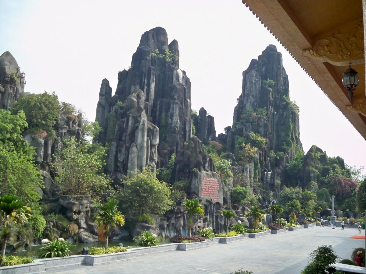 một góc nhìn về ngọn núi ở công viên giải trí