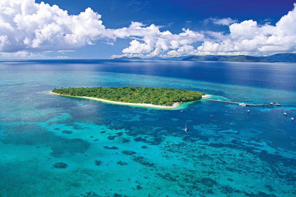un'isola in mezzo a un grande specchio d'acqua