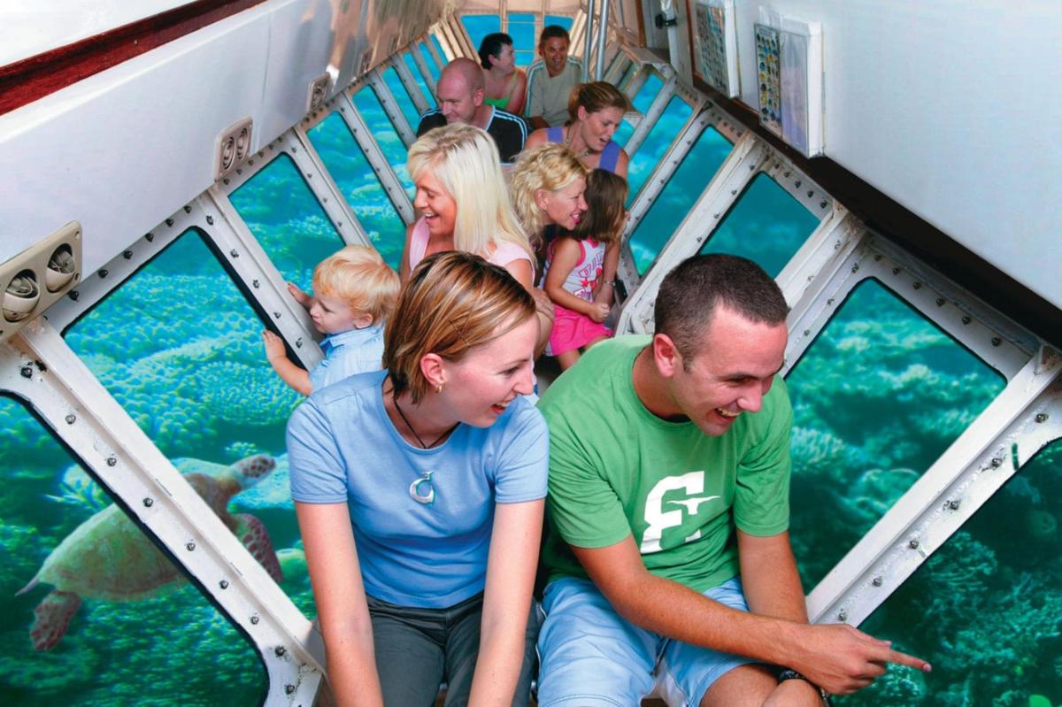 un gruppo di persone in giro all'acquario