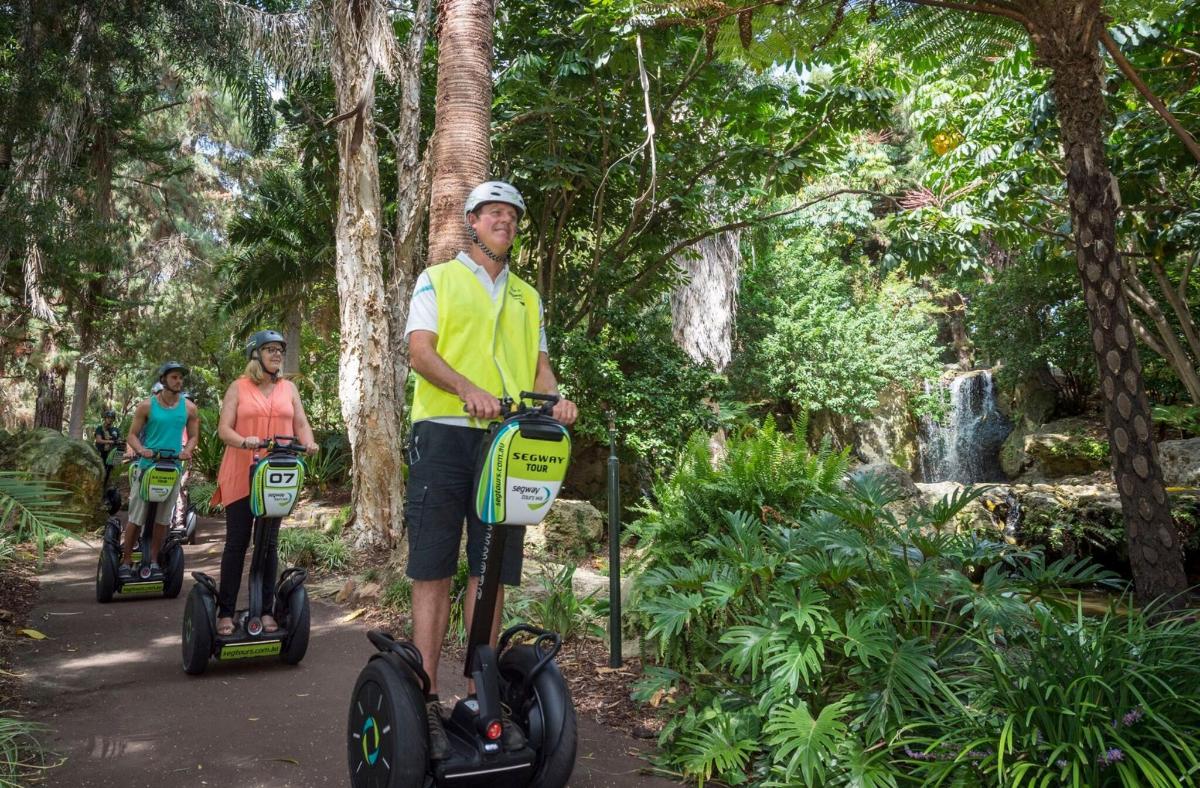 Maður hjólar á Segway á slóð