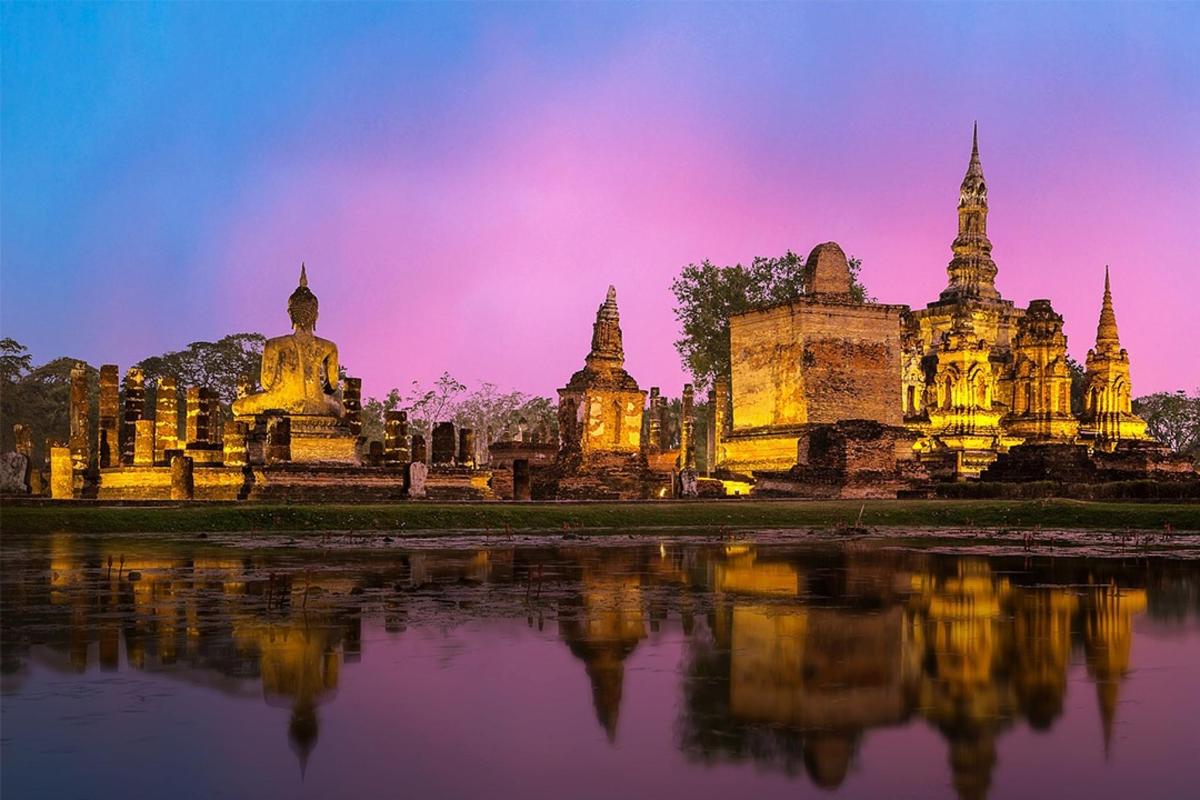 un complesso di templi con un riflesso in uno specchio d'acqua