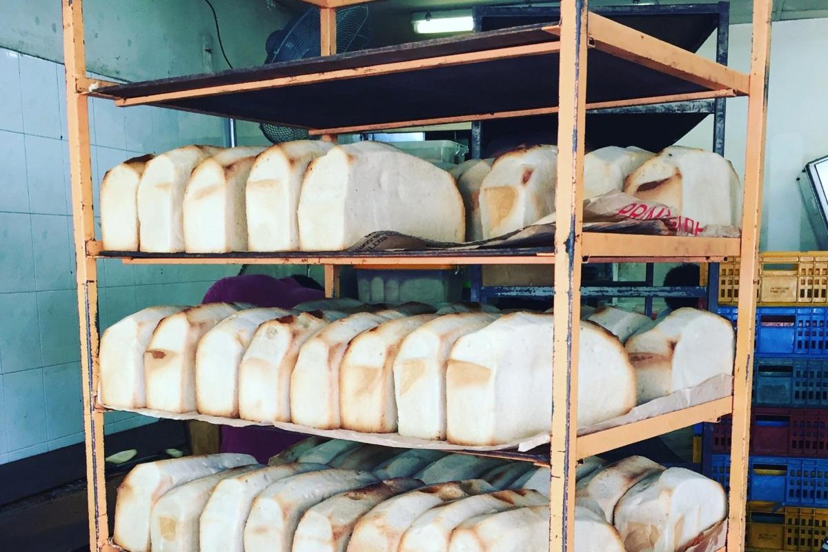 sebuah rak yang dipenuhi dengan banyak roti