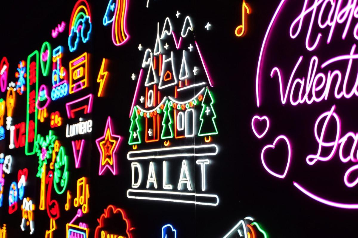 sekumpulan tanda neon di dinding