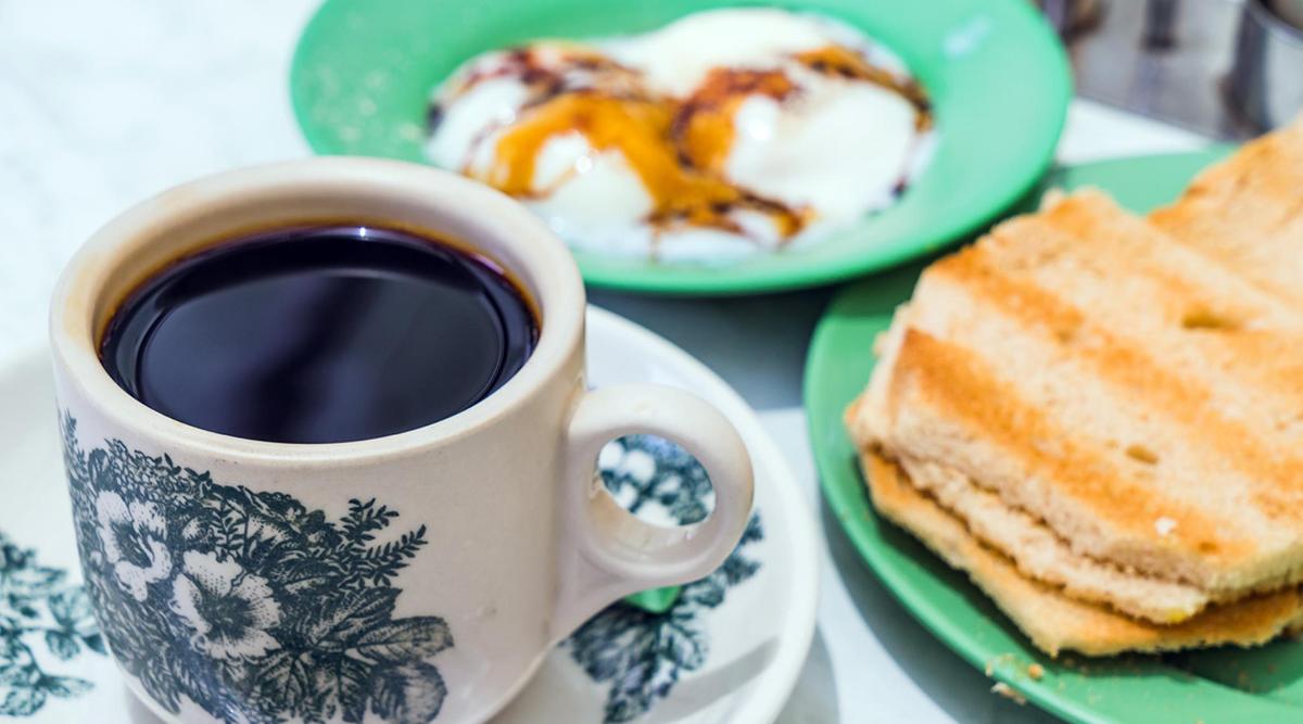 一杯のコーヒーと朝食の皿