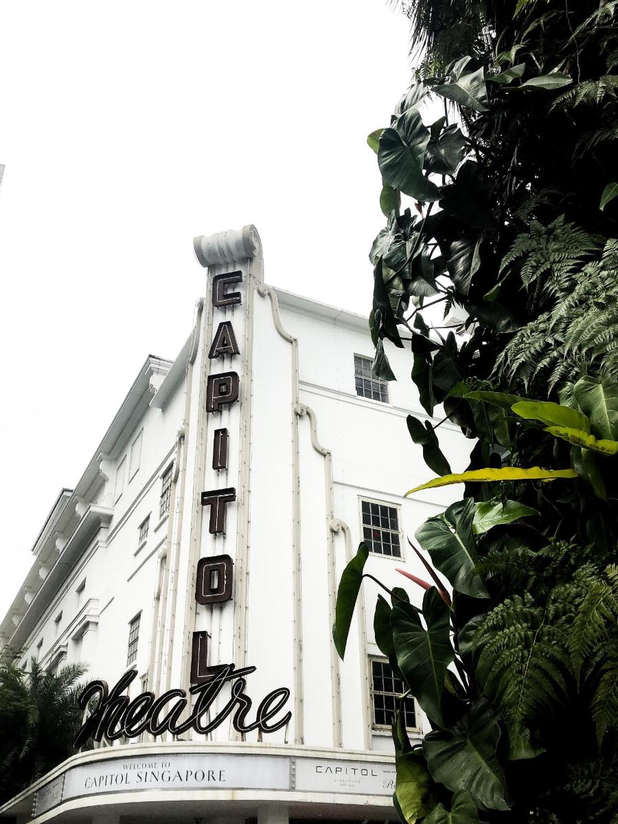 ein weißes Gebäude mit dem Namen eines Hotels