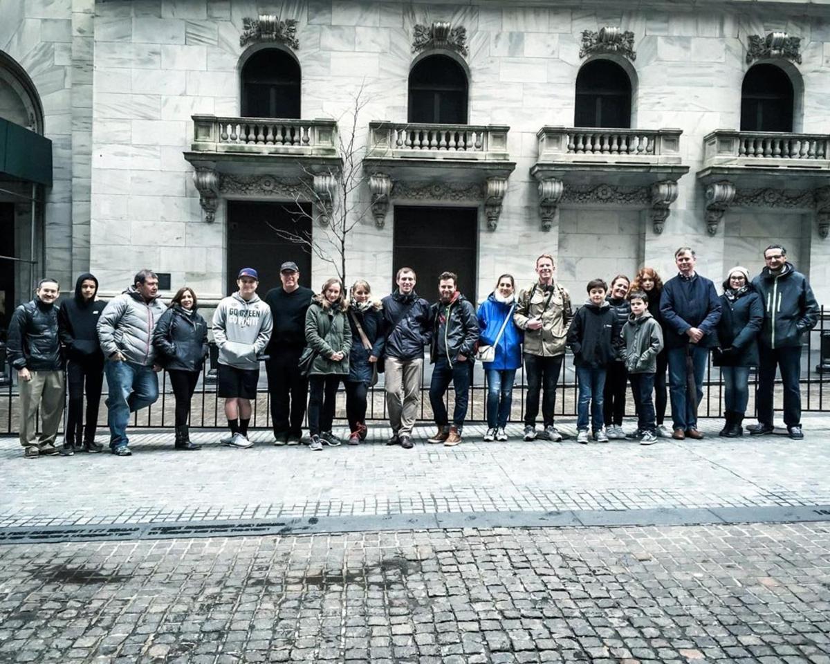 un groupe de personnes debout devant un bâtiment