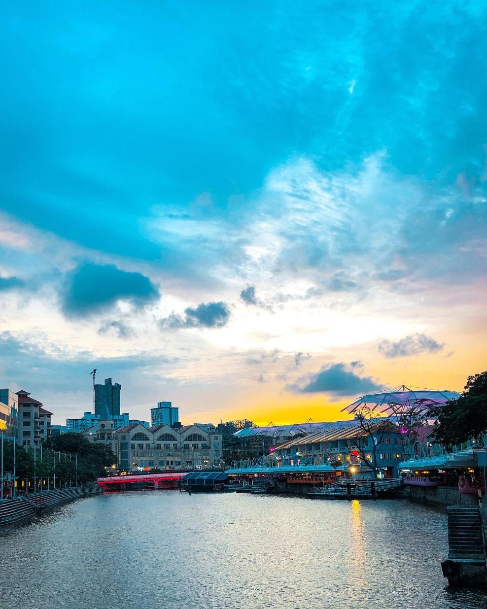 Blick auf einen Fluss in einer Stadt bei Sonnenuntergang