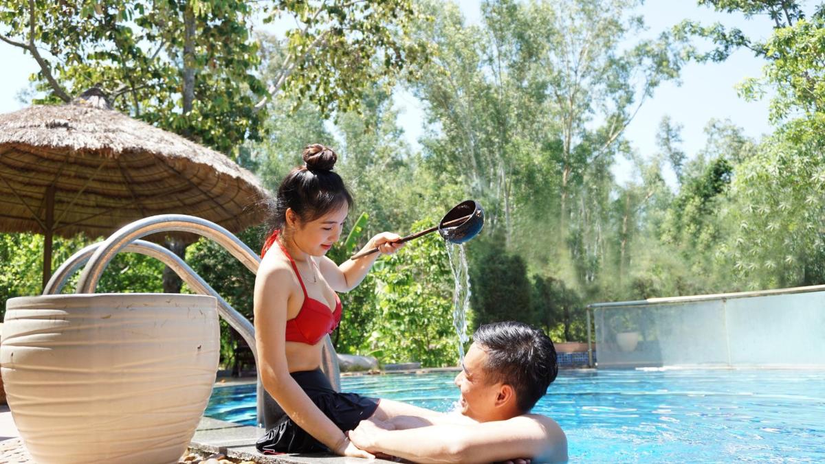 una bambina che gioca nell'acqua con una pagaia in una piscina