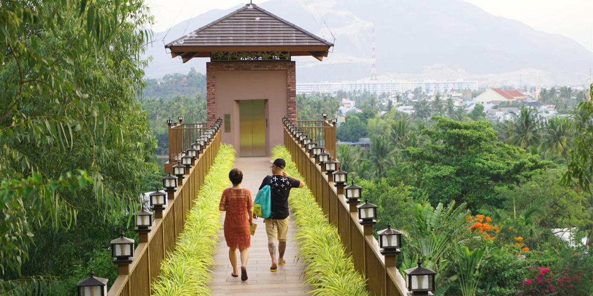 due persone che camminano su un ponte in un giardino