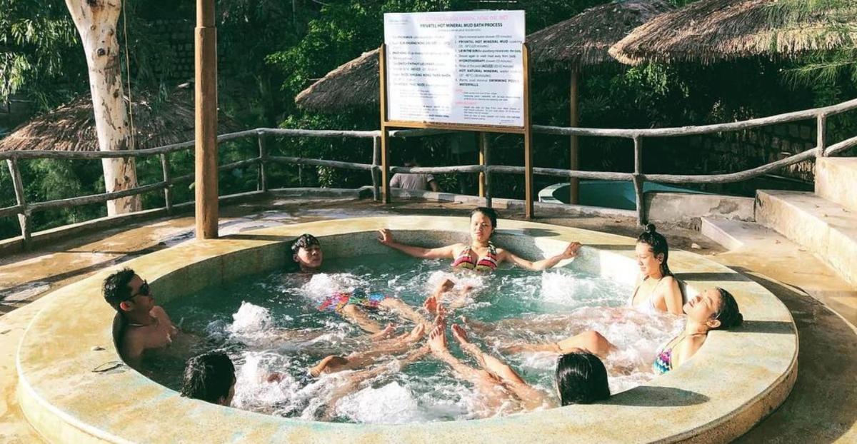 un gruppo di persone sdraiate in una vasca idromassaggio