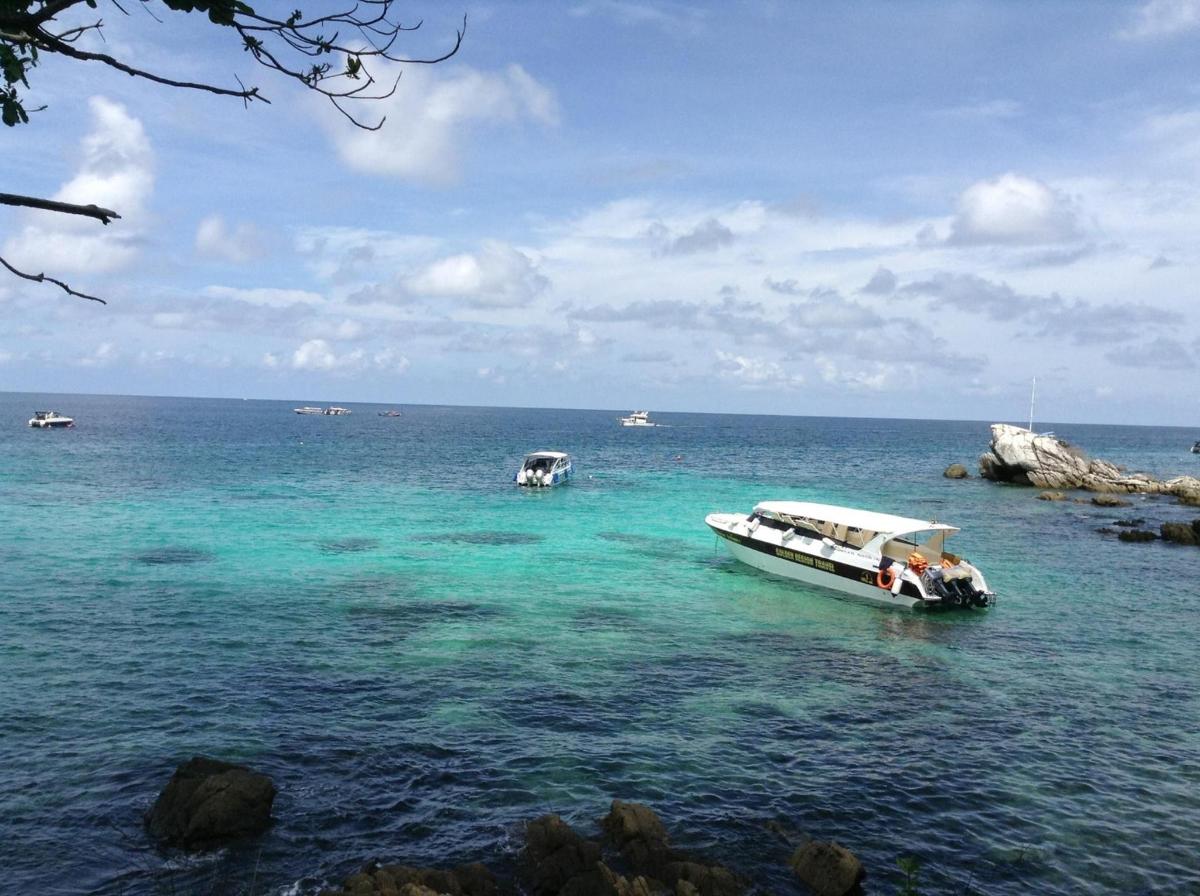 una barca bianca nell'acqua dell'oceano