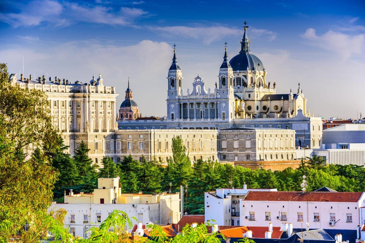 un gran edifici amb cúpules a la part superior d'una ciutat