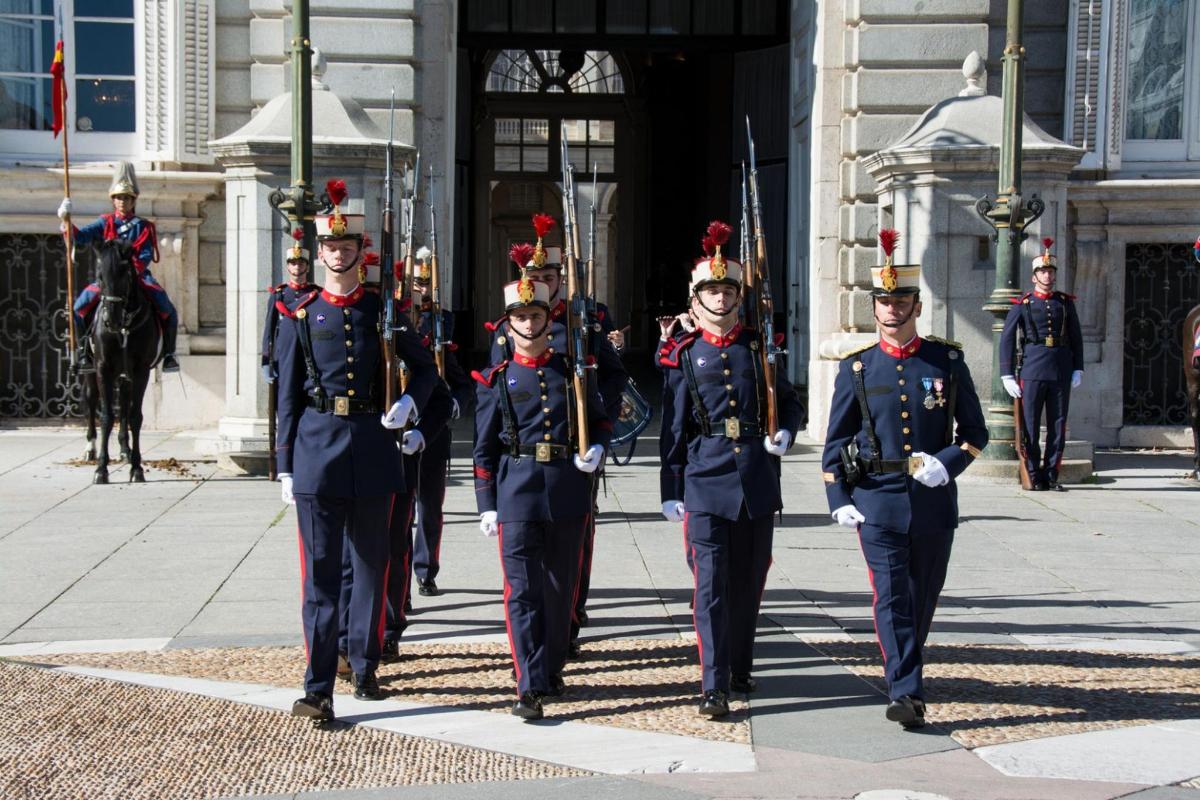 un grup de soldats uniformats caminant fora d'un edifici