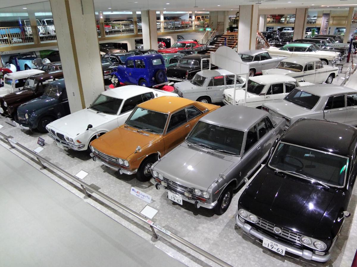 garaže pastatyta automobilių grupė