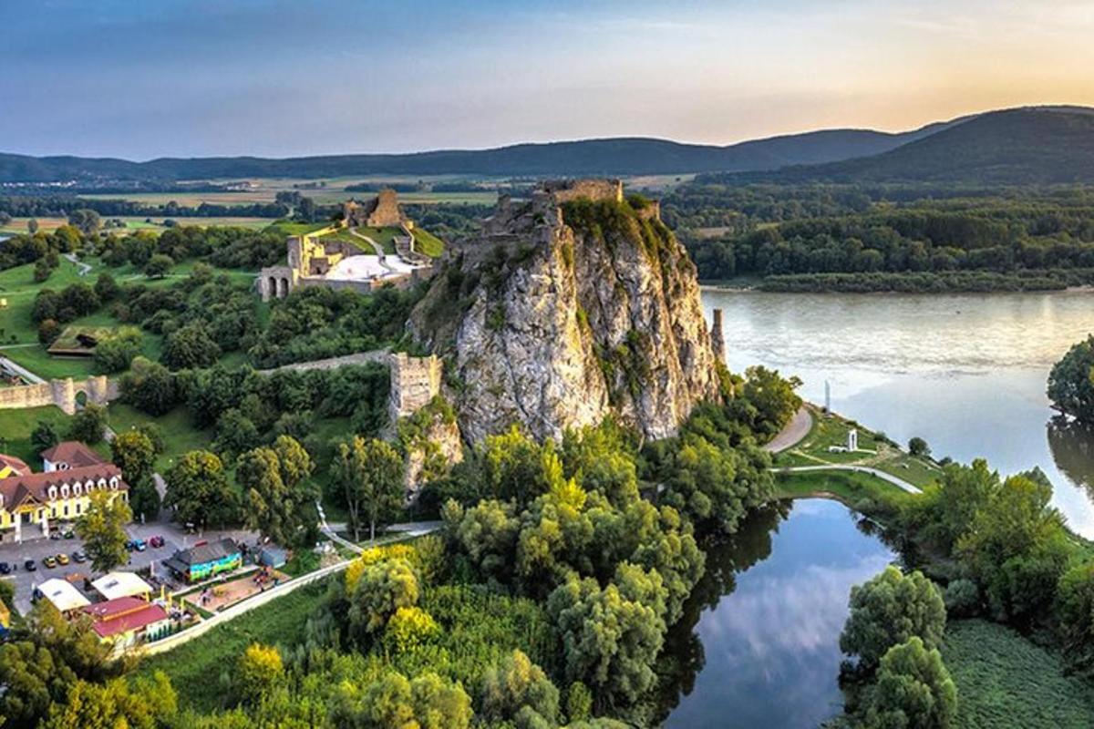 острво усред водене површине