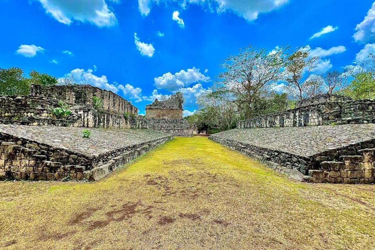 pemandangan runtuhan bangunan purba