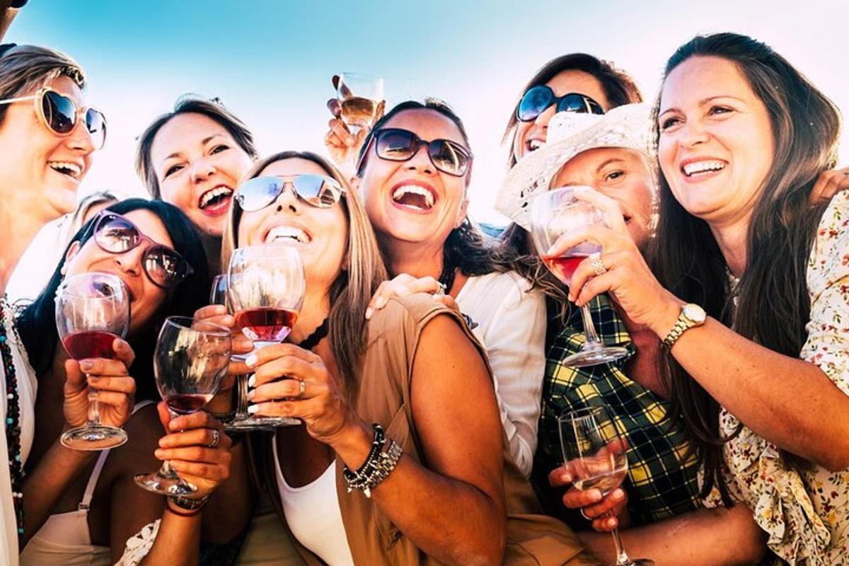 un gruppo di persone che tengono in mano bicchieri di vino