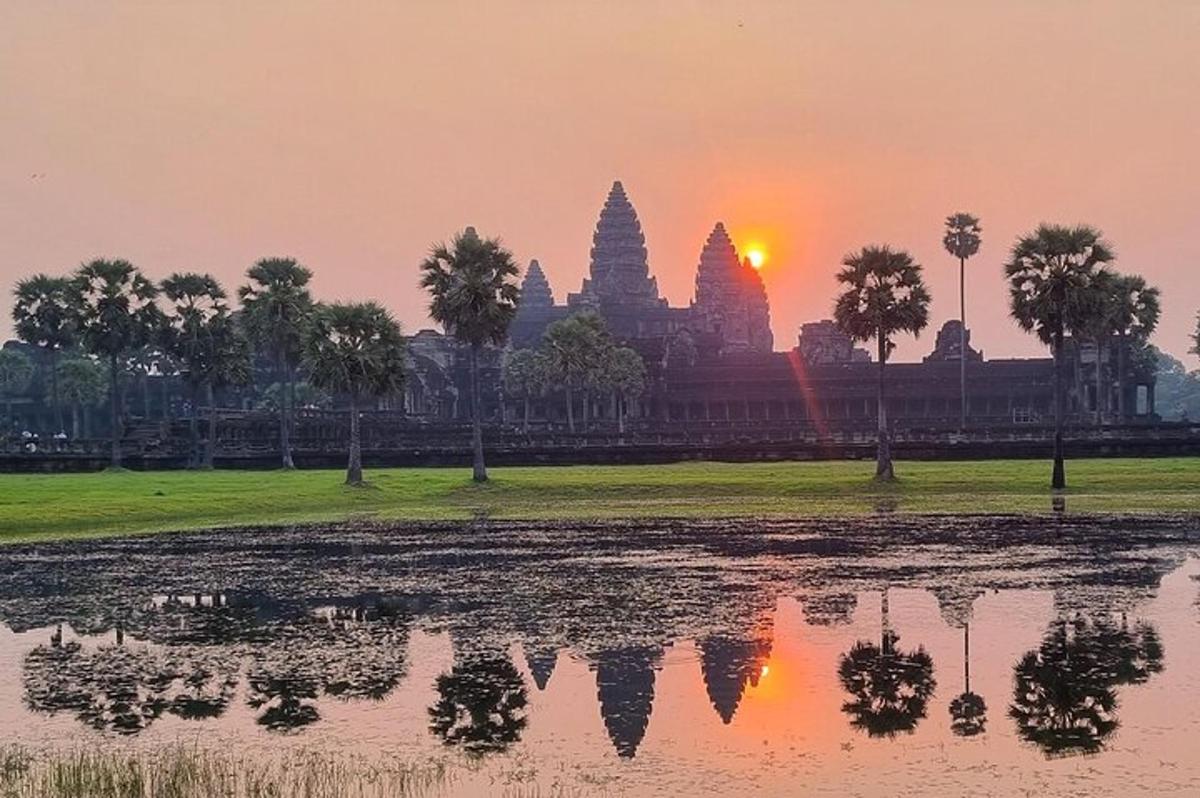 una posta de sol sobre el temple d'Angkor Wat al capvespre