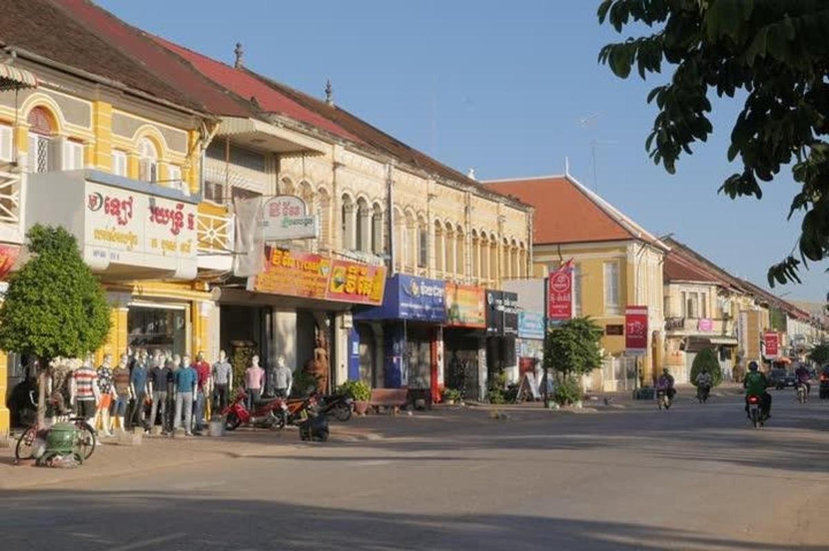skupina lidí stojících na ulici ve městě