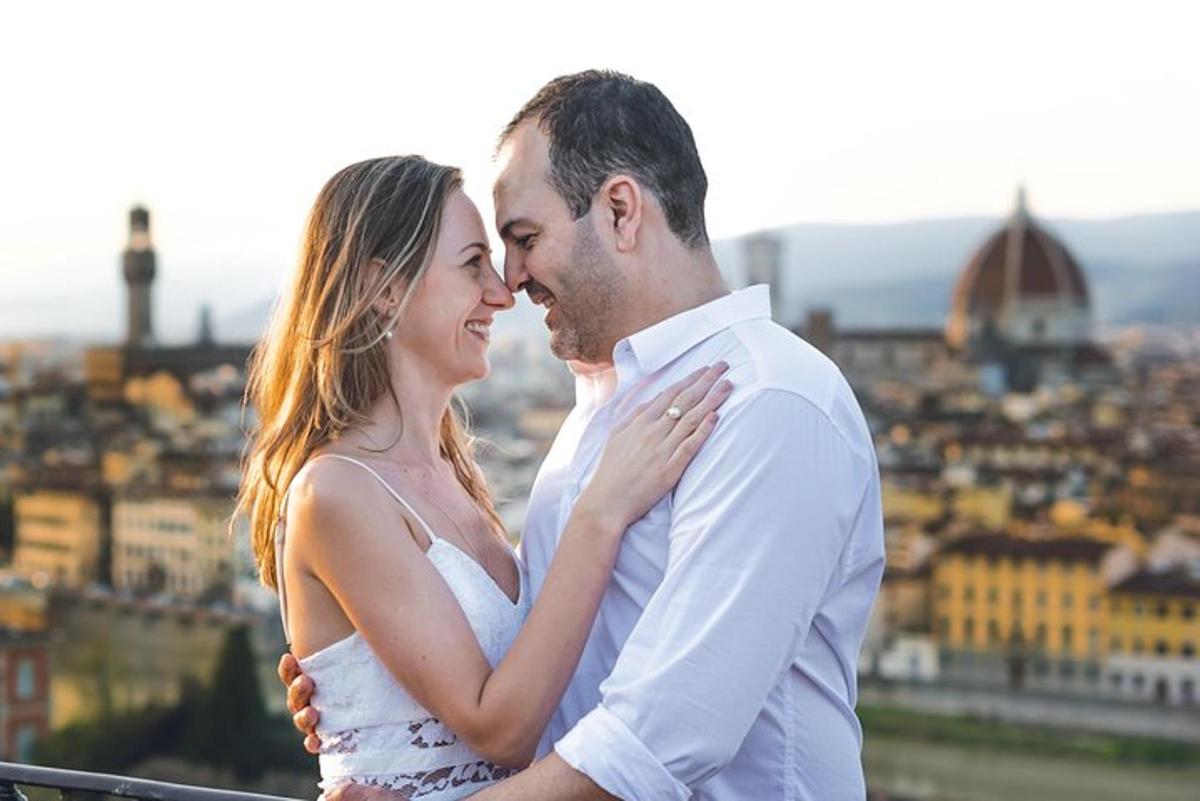 nevesta a ženích stojaci na vrchole budovy