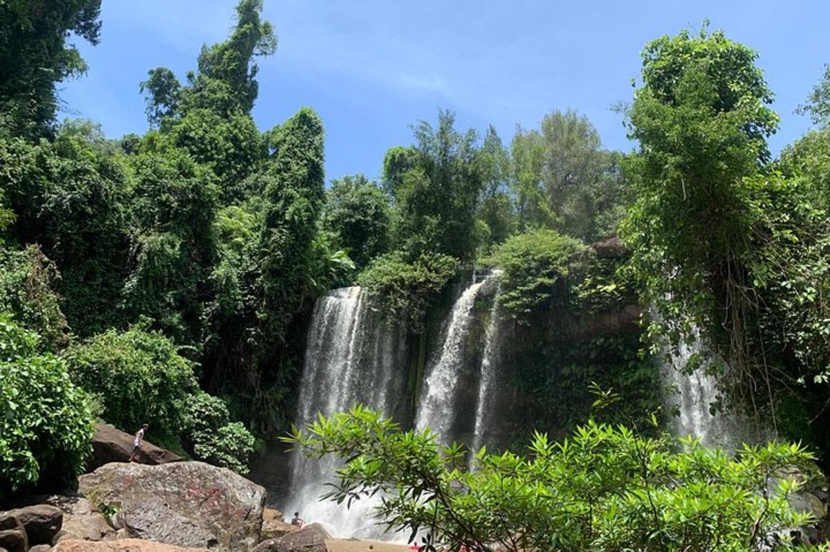 air terjun di tengah-tengah hutan