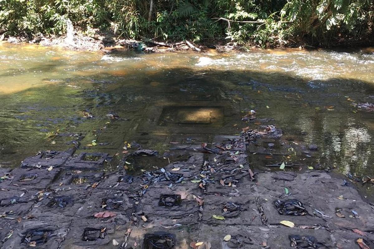 sekumpulan sampah di dalam badan air