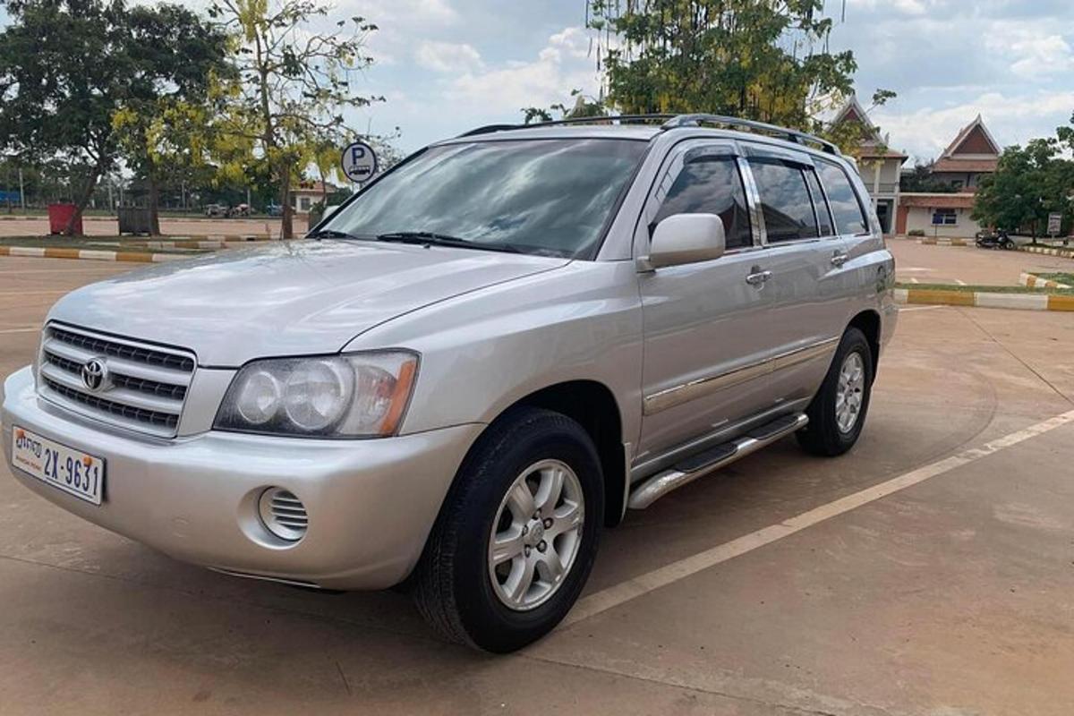 a silver suv parked in a parking lot