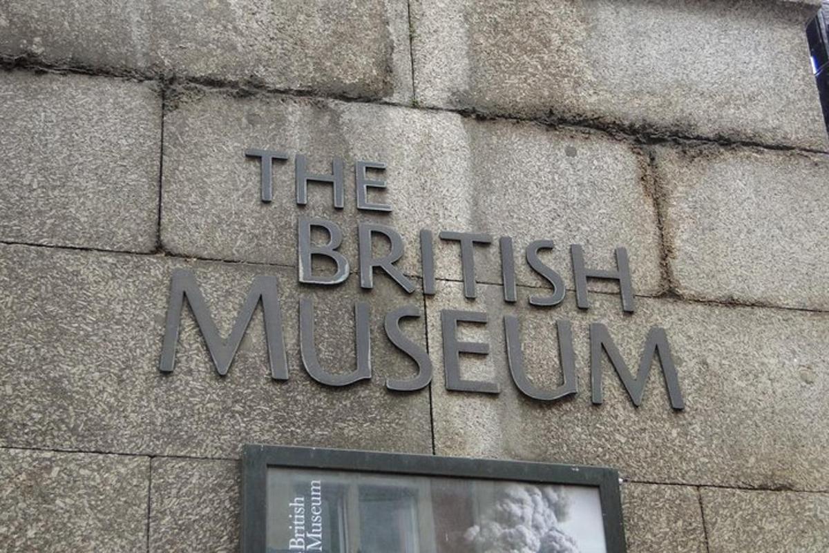 et skilt på en bygning som sier British Museum