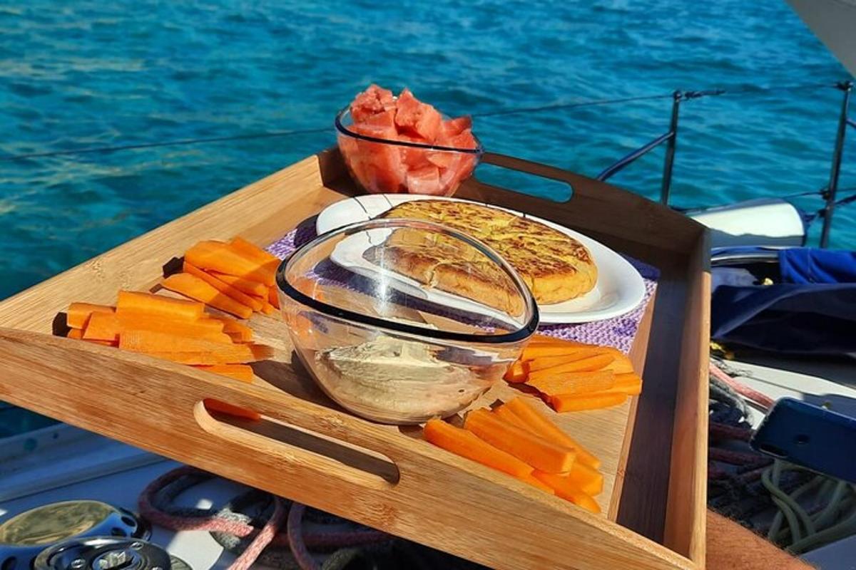 uma mesa com um prato de comida e uma pizza