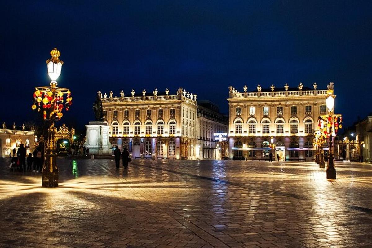 egy városi utca éjszaka épületekkel és egy utcai lámpával