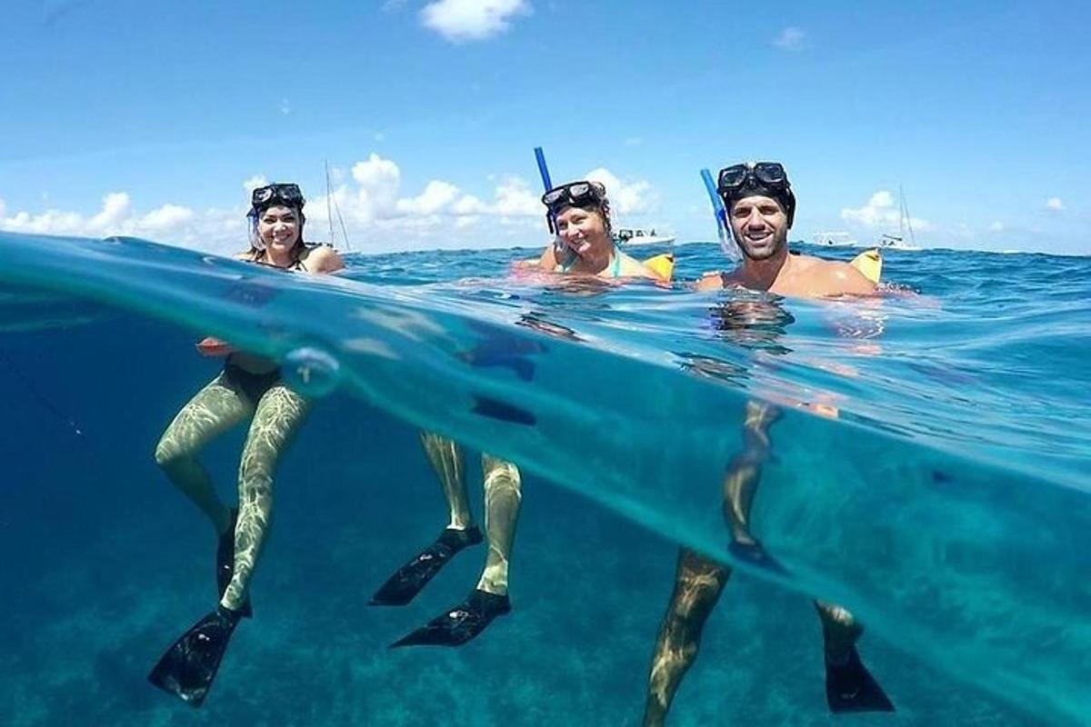 Un grupo de personas en el agua con una tabla de surf