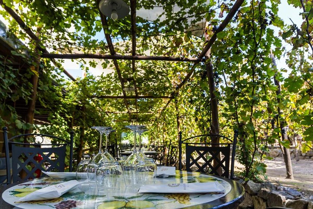un tavolo con sopra dei bicchieri da vino