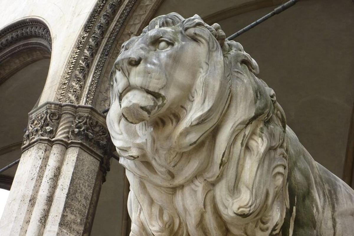 o statuie a unui leu într-o clădire
