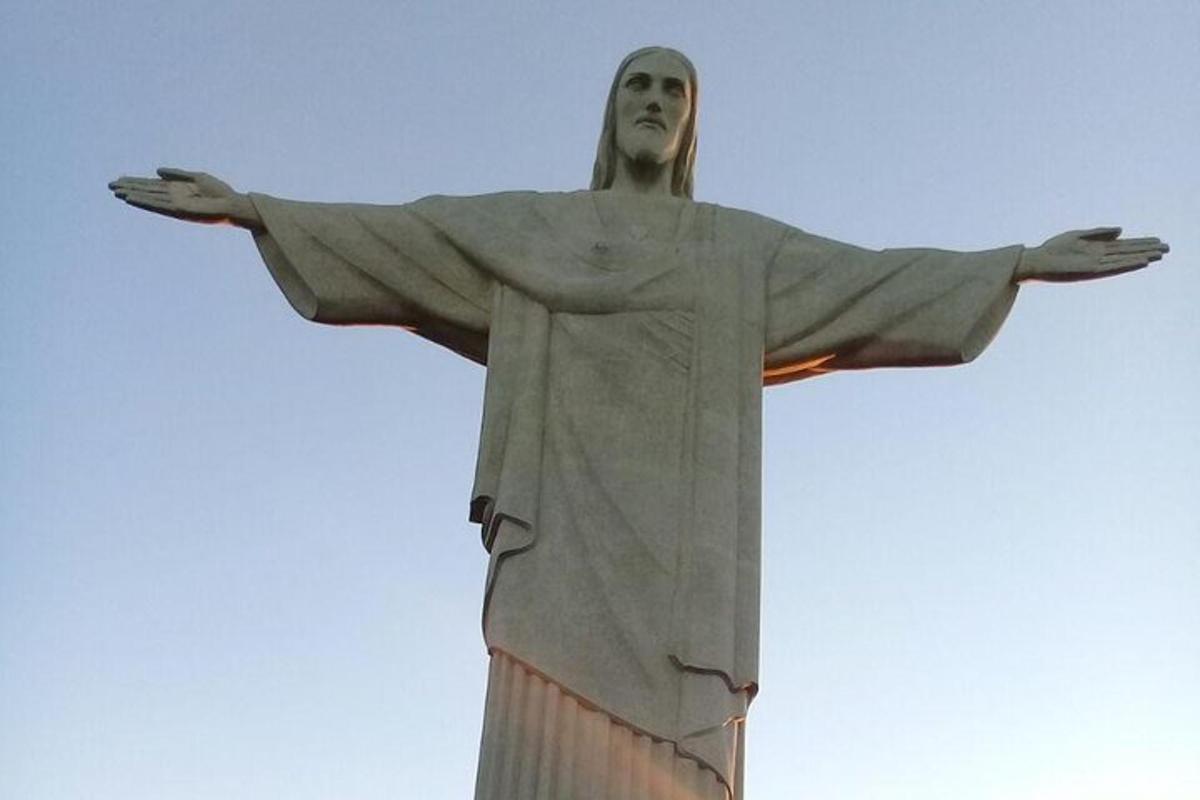 una statua del Cristo Redentore contro un cielo azzurro