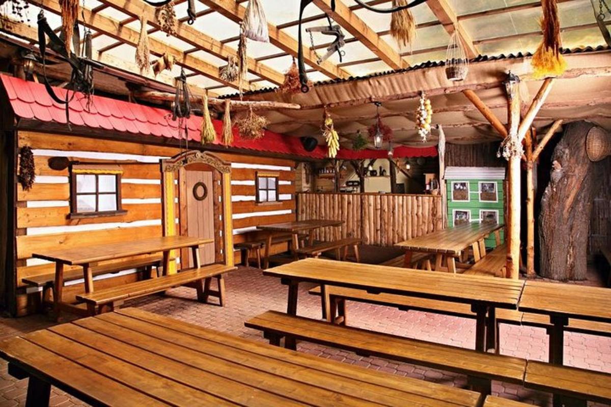 sebuah restoran dengan meja kayu dan bangku di dalamnya