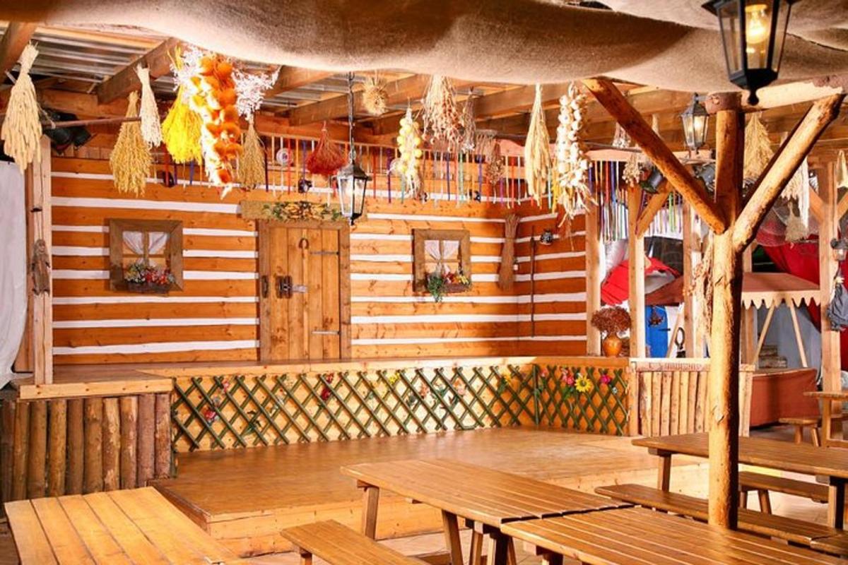 restaurace s dřevěnými stěnami a dřevěnými stoly a lavicemi