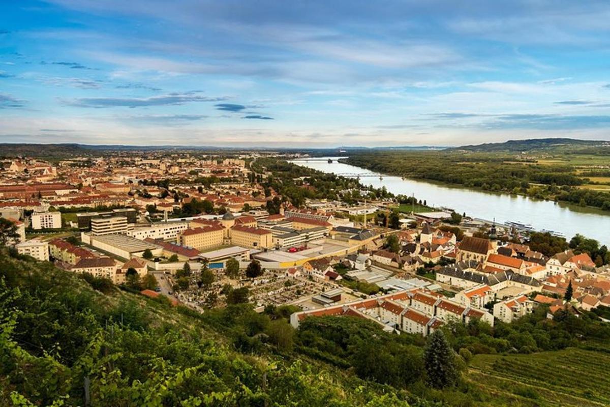 zračni pogled na grad uz rijeku