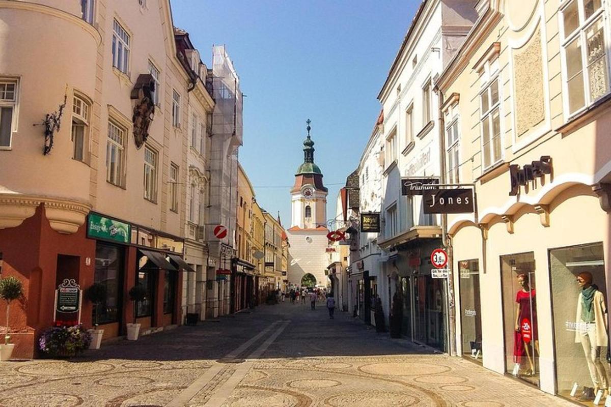 prazna gradska ulica sa zgradama i satom