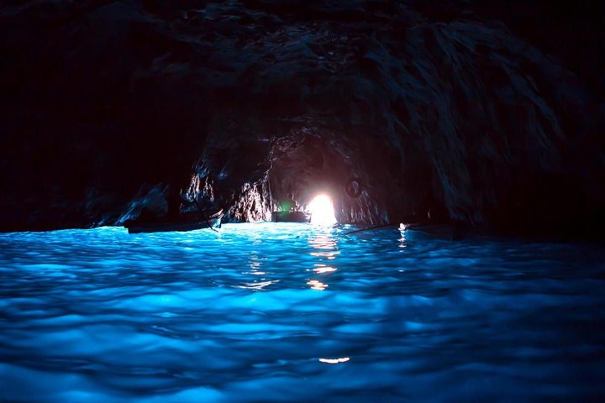 una cueva con una luz en medio del agua