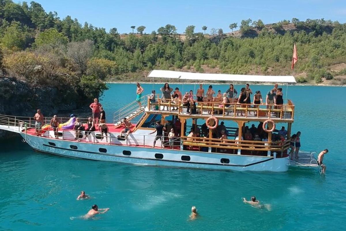 un grupo de personas en un barco en el agua