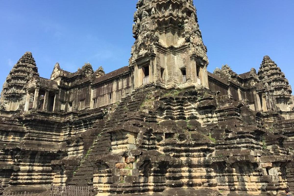 un edificio con una torre in cima